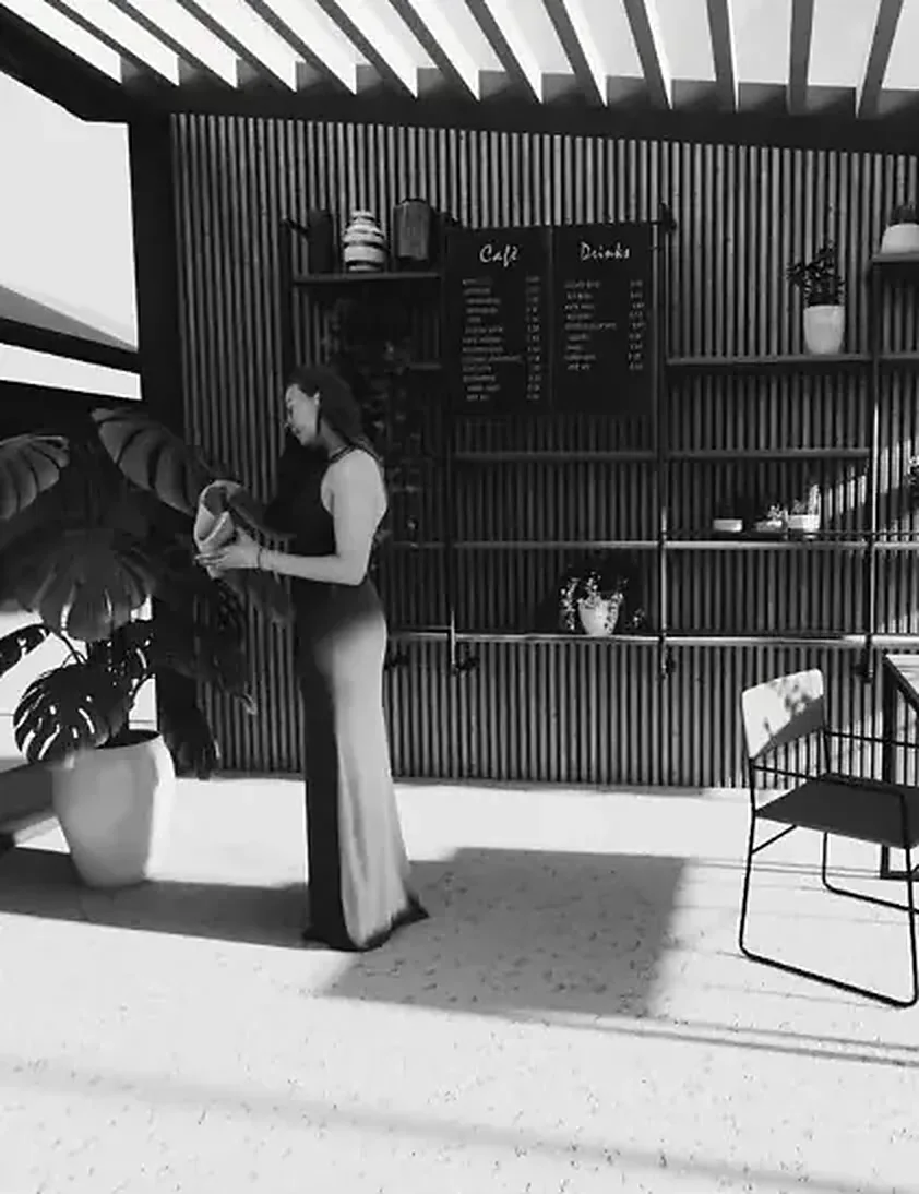 Café con pérgola, sala con celosía, cocina y maqueta de cubierta.